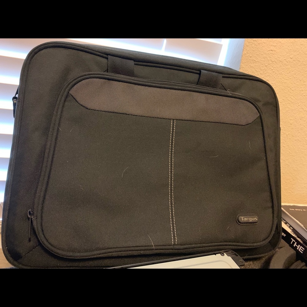 Medium size laptop bag/case. Never used.
